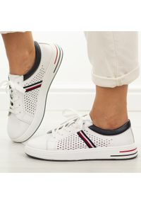 Białe skórzane półbuty damskie Jezzi 18-25. Okazja: na co dzień. Zapięcie: sznurówki. Kolor: biały. Materiał: skóra. Szerokość cholewki: normalna. Wzór: ażurowy. Sezon: wiosna, lato, jesień. Styl: casual, klasyczny, elegancki #1