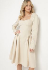 Born2be - Beżowa Rozkloszowana Sukienka z Usztywnianymi Miseczkami Tillimara. Kolor: beżowy. Typ sukienki: dopasowane