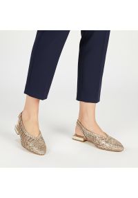 Hot Potatoes by Gioseppo - Czółenka damskie Gioseppo, lekka konstrukcja odkryta pięta elastyczny pasek z tyłu niski stabilny obcas pleciona cholewka smukły nosek, platinum, 792. Okazja: na imprezę, do pracy. Zapięcie: pasek. Kolor: srebrny. Szerokość cholewki: normalna. Sezon: wiosna, lato. Obcas: na obcasie. Styl: elegancki. Wysokość obcasa: niski #9