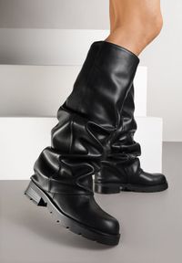 Born2be - Czarne Kozaki z Wywiniętą Cholewką z Marszczeniem Naluvella. Okazja: na co dzień. Kolor: czarny. Materiał: jeans. Szerokość cholewki: normalna. Obcas: na płaskiej podeszwie. Styl: klasyczny, casual