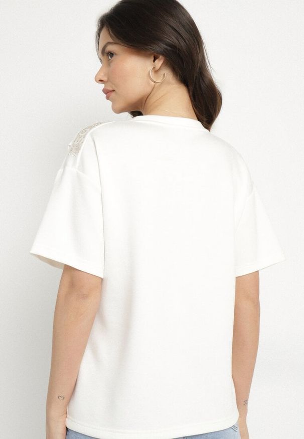Born2be - Biały T-shirt z Trójkątnym Dekoltem Foniriela. Okazja: do pracy, na co dzień. Kolor: biały. Materiał: jeans. Styl: casual