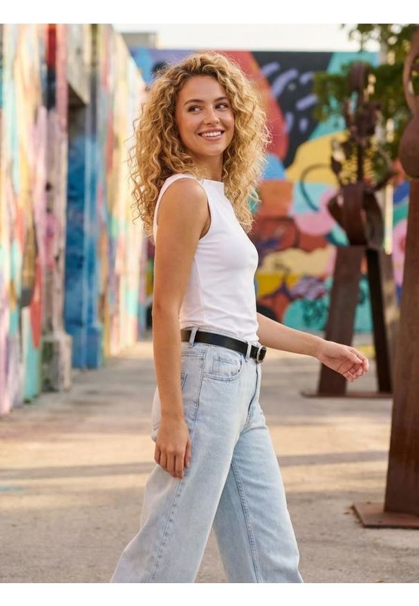 Sinsay - Gładki top bez rękawów - biały. Kolor: biały. Długość rękawa: bez rękawów. Wzór: gładki