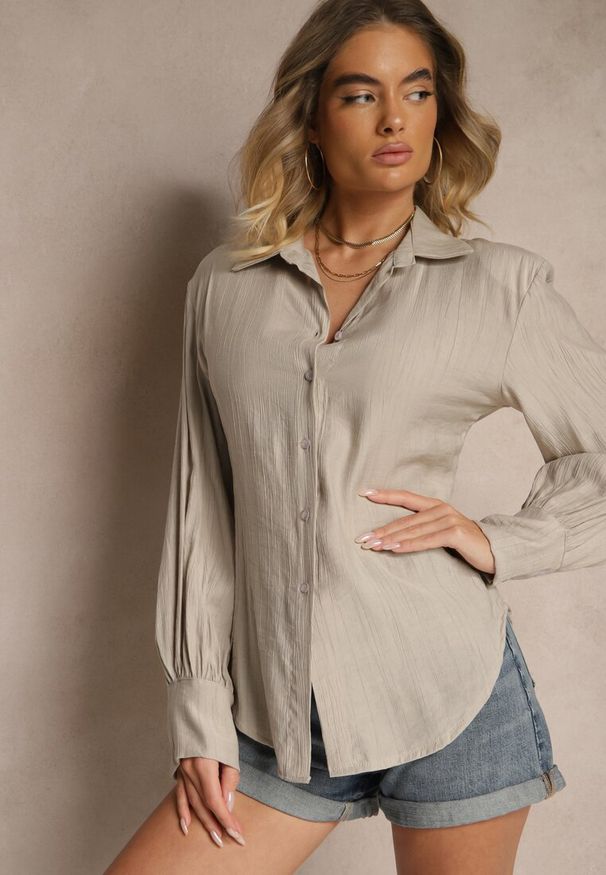 Renee - Ciemnobeżowa Koszula z Usztywnioną Linią Ramion i Wiązaniem Meroniela. Okazja: na co dzień, na spotkanie biznesowe. Kolor: beżowy. Materiał: jeans. Styl: biznesowy, elegancki, casual