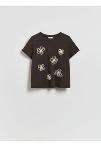 Reserved - T-shirt z kwiatową aplikacją - ciemnobrązowy. Kolor: brązowy. Materiał: dzianina, bawełna. Wzór: kwiaty, aplikacja #1