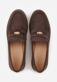 Renee - Ciemnobrązowe Mokasyny VICES ze Skórzaną Wkładką i Metaliczną Ozdobą Sereisana. Nosek buta: okrągły. Kolor: brązowy. Materiał: skóra. Wzór: aplikacja. Obcas: na obcasie. Wysokość obcasa: niski #3