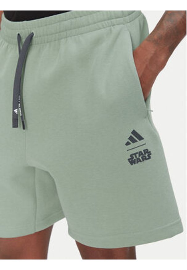 Adidas - adidas Szorty sportowe Star Wars The Mandalorian™ JI5722 Zielony Regular Fit. Kolor: zielony. Materiał: bawełna. Wzór: motyw z bajki. Styl: sportowy