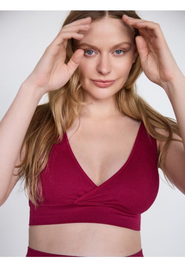 Reserved - Bezszwowy top w stylu sportowym - bordowy. Kolor: czerwony. Materiał: prążkowany, dzianina. Styl: sportowy