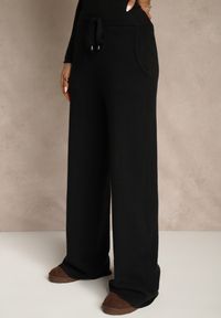 Renee - Czarne Szerokie Spodnie Dzianinowe Ozdobione Sznurkami Meretusa. Okazja: do pracy, na co dzień, na spotkanie biznesowe. Stan: podwyższony. Kolor: czarny. Materiał: dzianina. Wzór: aplikacja. Styl: casual, klasyczny, biznesowy #5