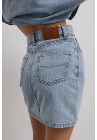 Marsala - Mini spódniczka jeansowa w kolorze CLASSIC BLUE - WEST-S. Stan: podwyższony. Kolor: niebieski. Materiał: jeans. Długość: krótkie. Styl: sportowy, klasyczny, elegancki