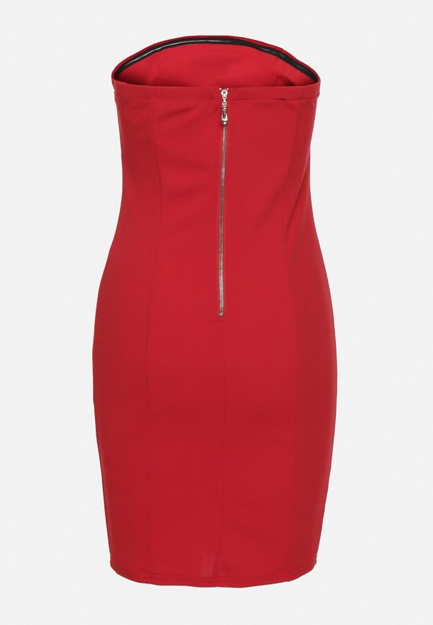 Born2be - Czerwona Dopasowana Sukienka z Wiskozą Divane. Okazja: do pracy, na spotkanie biznesowe. Kolor: czerwony. Materiał: wiskoza. Długość rękawa: bez ramiączek. Styl: klasyczny, biznesowy, elegancki