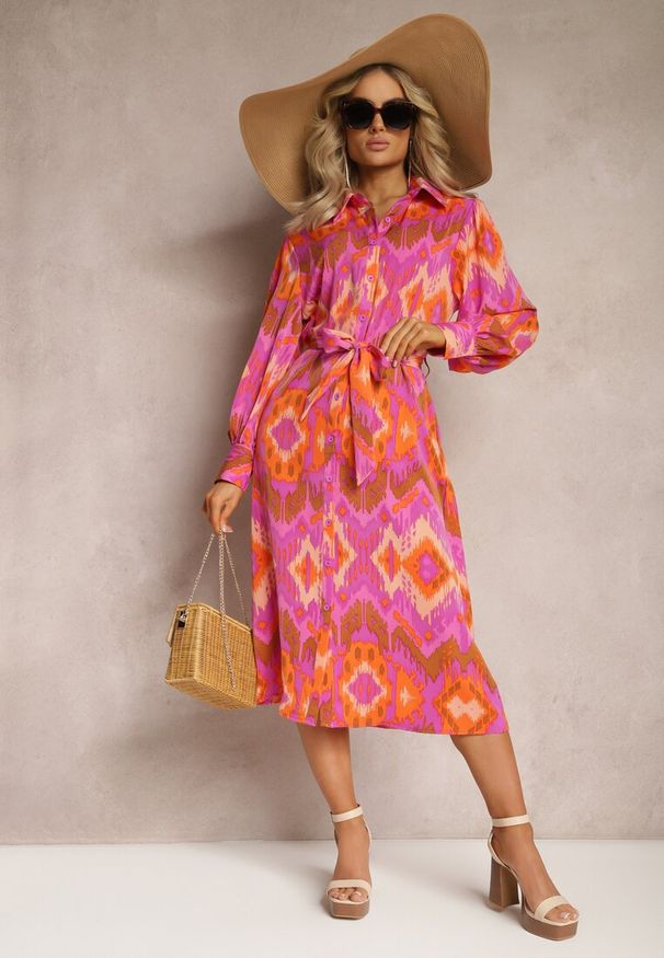 Renee - Fuksjowa Sukienka Midi o Koszulowym Fasonie Ozdobionym Wzorem w Stylu Etno Thailven. Kolor: różowy. Wzór: aplikacja. Typ sukienki: koszulowe. Styl: etno. Długość: midi