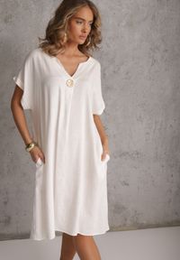 Renee - Biała Sukienka o Pudełkowym Kroju z Lnem i Wiskozą Zdobiona Guzikiem Mezynore. Kolekcja: plus size. Kolor: biały. Materiał: wiskoza, len. Wzór: aplikacja. Typ sukienki: dla puszystych. Styl: boho, wakacyjny #1