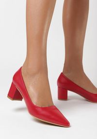 Born2be - Czerwone Czółenka Bealuen. Nosek buta: szpiczasty. Kolor: czerwony. Wzór: bez wzorów, gładki. Obcas: na obcasie. Styl: klasyczny, elegancki. Wysokość obcasa: średni