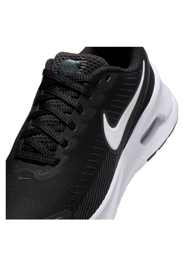 Nike - NIKE AIR MAX NUAXIS Sneakersy damskie. Okazja: na co dzień. Kolor: czarny. Materiał: materiał, guma. Szerokość cholewki: normalna. Model: Nike Air Max