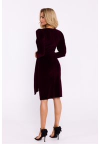 MOE - Sukienka welurowa ołówkowa z kopertowym dekoltem bordowa. Kolor: czerwony. Materiał: welur. Typ sukienki: ołówkowe, kopertowe. Styl: elegancki #3