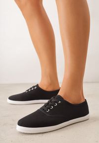 Born2be - Czarne Tenisówki na Płaskiej Podeszwie ze Sznurowaniem i Okrągłym Noskiem Ezoma. Okazja: na co dzień. Nosek buta: okrągły. Zapięcie: sznurówki. Kolor: czarny. Wzór: kropki. Wysokość cholewki: przed kostkę. Materiał: jeans, materiał. Obcas: na płaskiej podeszwie. Styl: casual #2
