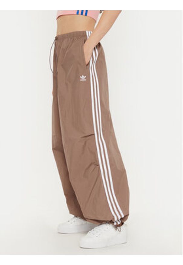 Adidas - adidas Spodnie dresowe 3-Stripes JD3126 Beżowy Loose Fit. Kolor: beżowy. Materiał: syntetyk