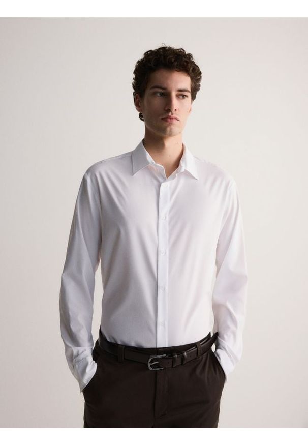 Reserved - Gładka koszula regular fit - biały. Kolor: biały. Materiał: tkanina. Wzór: gładki