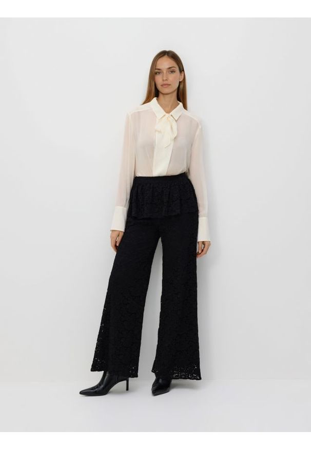 Reserved - Koronkowe spodnie z baskinką - czarny. Kolor: czarny. Materiał: koronka