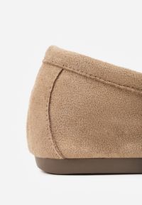 Renee - Beżowe Mokasyny VICES z Wkładką ze Skóry Naturalnej i Metalicznym Elementem Alcimene. Nosek buta: okrągły. Kolor: beżowy. Materiał: skóra. Obcas: na obcasie. Wysokość obcasa: niski #6