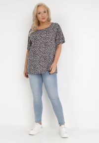 Born2be - Czarna Bluzka z Wiskozy Maerelaia. Kolekcja: plus size. Kolor: czarny. Materiał: wiskoza. Długość: krótkie. Wzór: kwiaty. Sezon: lato