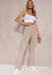 Renee - Beżowe Prążkowane Spodnie Typu Dzwony High Waist Farinia. Okazja: na co dzień. Stan: podwyższony. Kolor: beżowy. Materiał: prążkowany. Styl: casual
