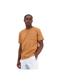 Koszulka New Balance MT23567TOB - brązowa. Kolor: brązowy. Materiał: bawełna, tkanina, skóra. Długość rękawa: krótki rękaw. Długość: krótkie