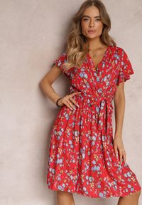 Renee - Czerwona Wiskozowa Sukienka Midi w Kwiaty z Gumką w Pasie i Materiałowym Paskiem Aidenia. Kolor: czerwony. Materiał: materiał, wiskoza. Wzór: kwiaty. Typ sukienki: kopertowe. Długość: midi #3