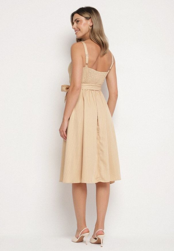 Born2be - Beżowa Sukienka z Wiskozą ze Wzorem Pasków Dolereia. Okazja: na co dzień. Kolor: beżowy. Materiał: wiskoza. Długość rękawa: na ramiączkach. Styl: klasyczny, casual. Długość: midi