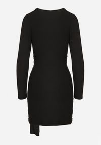 Born2be - Czarna Dopasowana Sukienka z Ozdobnym Trenem Sevilaine. Kolor: czarny. Styl: elegancki