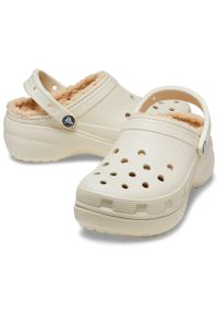 Crocs - Classic platforma damskie chodaki z podszewką. Kolor: biały. Obcas: na platformie. Sport: turystyka piesza