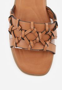 Born2be - Jasnobrązowe Płaskie Klapki Ozdobione Plecionymi Paskami Terilynn. Kolor: brązowy. Materiał: len. Wzór: aplikacja. Sezon: lato. Obcas: na obcasie. Styl: elegancki. Wysokość obcasa: niski #2