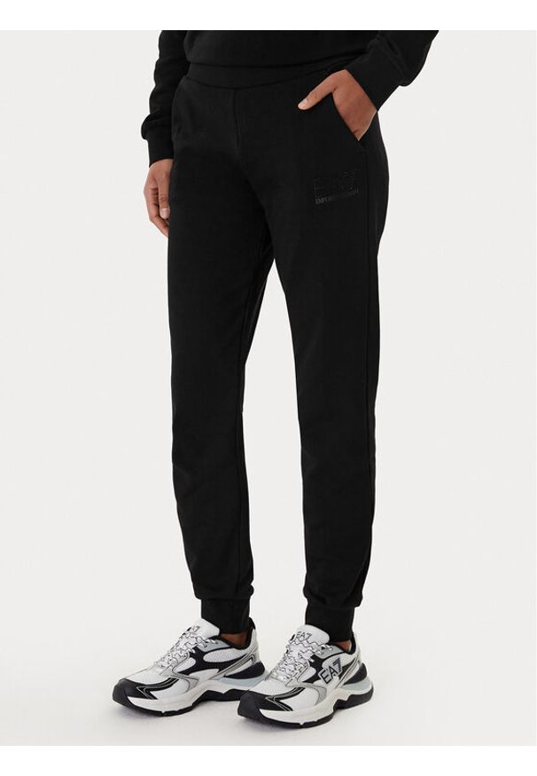 EA7 Emporio Armani Spodnie dresowe 7W000538 AF15831 Czarny Regular Fit. Kolor: czarny. Materiał: bawełna