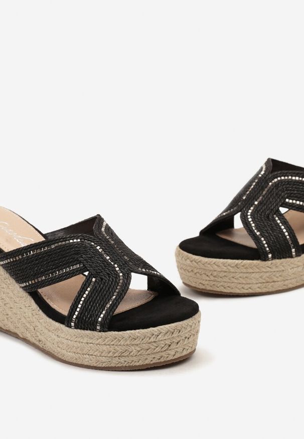 Born2be - Czarne Klapki na Koturnie z Plecionki z Metalowymi Kamyczkami Piuria. Kolor: czarny. Wzór: aplikacja. Obcas: na koturnie. Styl: elegancki