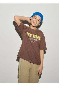Reserved - T-shirt z nadrukiem - ciemnobrązowy. Kolor: brązowy. Materiał: dzianina, bawełna. Wzór: nadruk