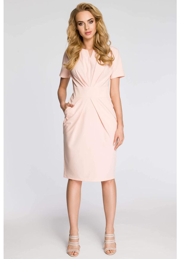 Sukienki.shop - Sukienka elegancka z marszczeniami taliowana pudrowy róż. Kolor: różowy. Materiał: wiskoza, elastan, poliester, materiał. Długość rękawa: krótki rękaw. Wzór: gładki. Typ sukienki: ołówkowe. Styl: elegancki. Długość: midi