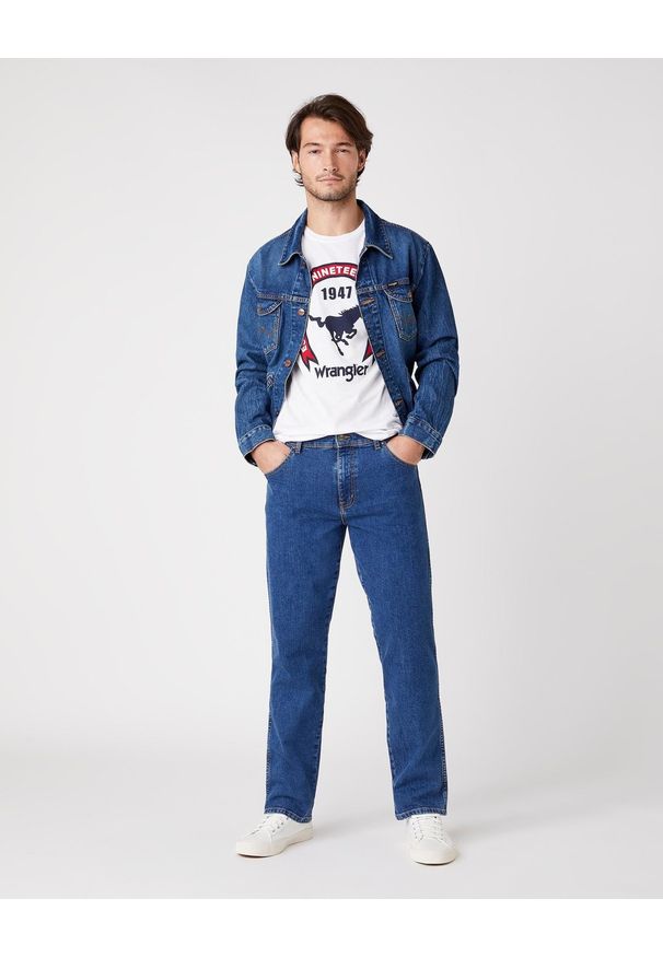 Wrangler - MĘSKI T-SHIRT WRANGLER SS AMERICANA TEE WHITE W7AGD3989 112131338. Okazja: do pracy, na uczelnię, na co dzień, na imprezę. Typ kołnierza: okrągły. Materiał: jeans, bawełna, materiał, tkanina, denim. Długość rękawa: krótki rękaw. Długość: krótkie. Wzór: aplikacja, nadruk, napisy. Sezon: lato. Styl: klasyczny, retro, vintage, casual