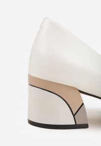 Born2be - Białe Czółenka VICES na Obcasie z Geometrycznym Zdobieniem Balsara. Okazja: na co dzień, do pracy, na spotkanie biznesowe. Kolor: biały. Materiał: prążkowany, jeans. Wzór: geometria, aplikacja. Obcas: na obcasie. Styl: klasyczny, casual, biznesowy, elegancki. Wysokość obcasa: średni #6