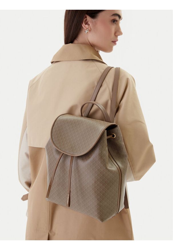 Calvin Klein Plecak Emblem Aop Flap Backpack LV04F3271G Beżowy. Kolor: beżowy. Materiał: skóra