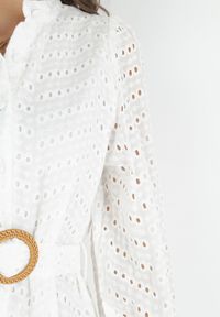 Born2be - Biała Bawełniana Sukienka z Paskiem i Ażurowym Haftem Joannah. Kolor: biały. Materiał: bawełna. Wzór: haft, ażurowy #5