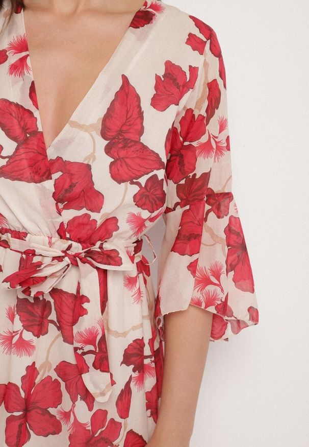 Born2be - Czerwona Bawełniana Sukienka Kopertowa o Asymetrycznym Kroju z Wiązanym Paskiem Niteira. Okazja: na co dzień, na randkę. Typ kołnierza: dekolt w kształcie V. Kolor: czerwony. Materiał: bawełna. Typ sukienki: kopertowe, asymetryczne. Styl: casual