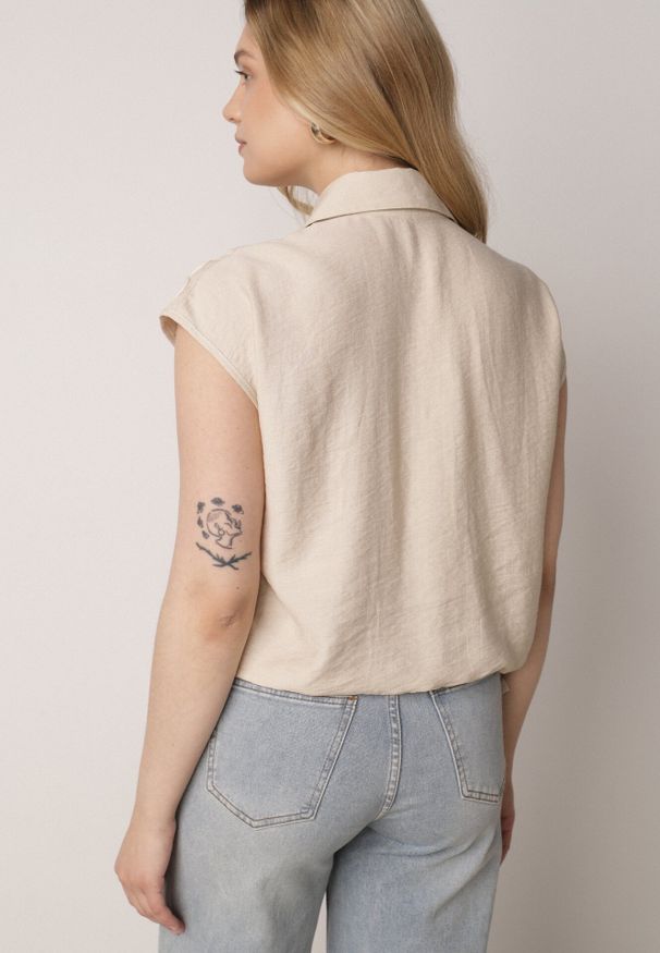 Born2be - Beżowa Wiskozowa Koszula Boho Bez Rękawów ze Ściągaczem w Pasie Limopise. Okazja: na co dzień. Typ kołnierza: kołnierzyk klasyczny. Kolor: beżowy. Materiał: wiskoza. Długość rękawa: bez rękawów. Wzór: gładki. Sezon: lato. Styl: boho