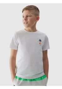 4F JUNIOR - T-shirt z nadrukiem chłopięcy - biały. Okazja: na co dzień. Kolor: biały. Materiał: bawełna, dzianina, jersey. Długość rękawa: krótki rękaw. Długość: krótkie. Wzór: nadruk. Sezon: lato. Styl: casual, klasyczny, wakacyjny, sportowy