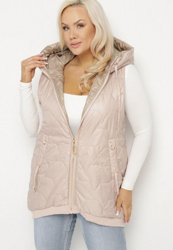 Born2be - Jasnobeżowa Kamizelka Pikowana z Kapturem i Ściągaczami Kolavira. Okazja: na co dzień. Typ kołnierza: kaptur. Kolekcja: plus size. Kolor: beżowy. Materiał: jeans. Styl: klasyczny, casual, elegancki