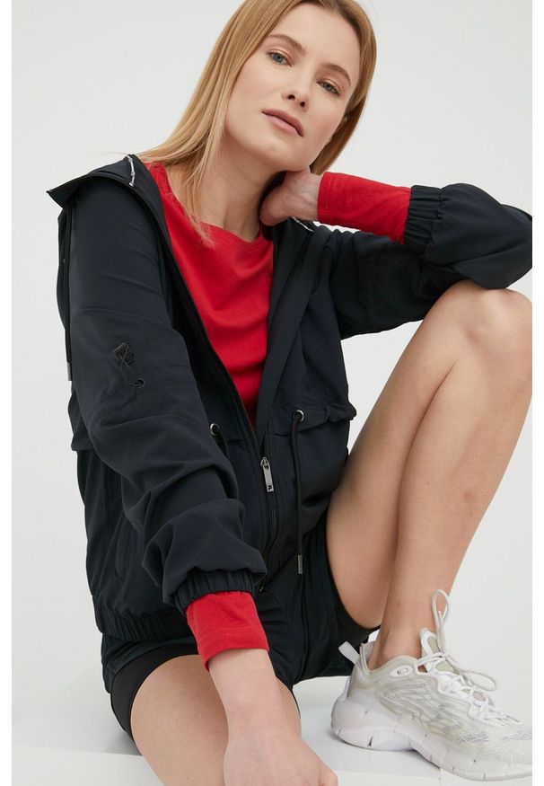 Fila kurtka damska kolor czarny przejściowa. Okazja: na co dzień. Kolor: czarny. Materiał: materiał. Styl: casual