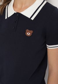 Born2be - Granatowa Dzianinowa Bluzka Polo z Wiskozą z Krótkim Rękawem i Aplikacją Adezena. Typ kołnierza: polo. Kolor: niebieski. Materiał: dzianina, wiskoza. Długość rękawa: krótki rękaw. Długość: krótkie. Wzór: aplikacja #6