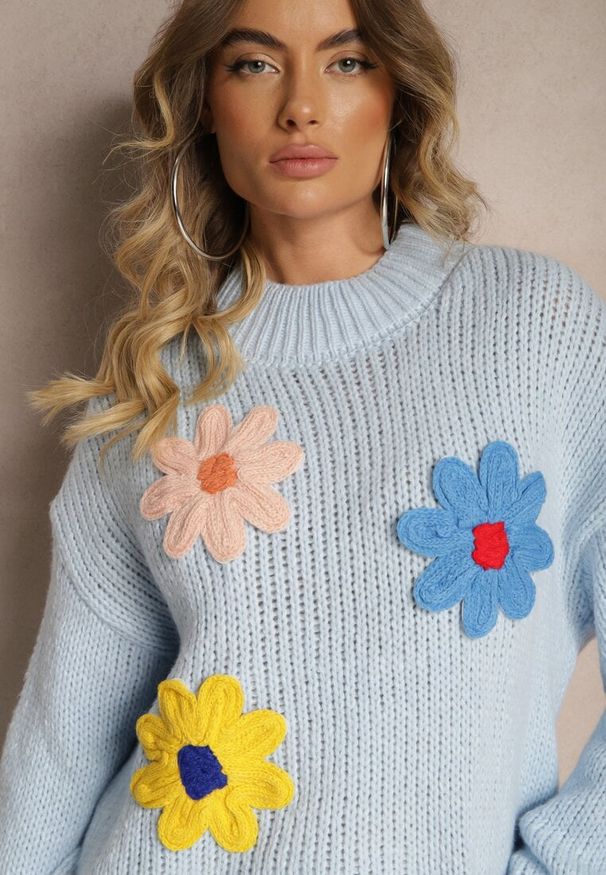 Renee - Jasnoniebieski Sweter z Wiskozą i Kwiatowym Motywem Labrienna. Okazja: na co dzień. Kolor: niebieski. Materiał: wiskoza. Długość rękawa: długi rękaw. Długość: długie. Wzór: kwiaty. Styl: elegancki, casual