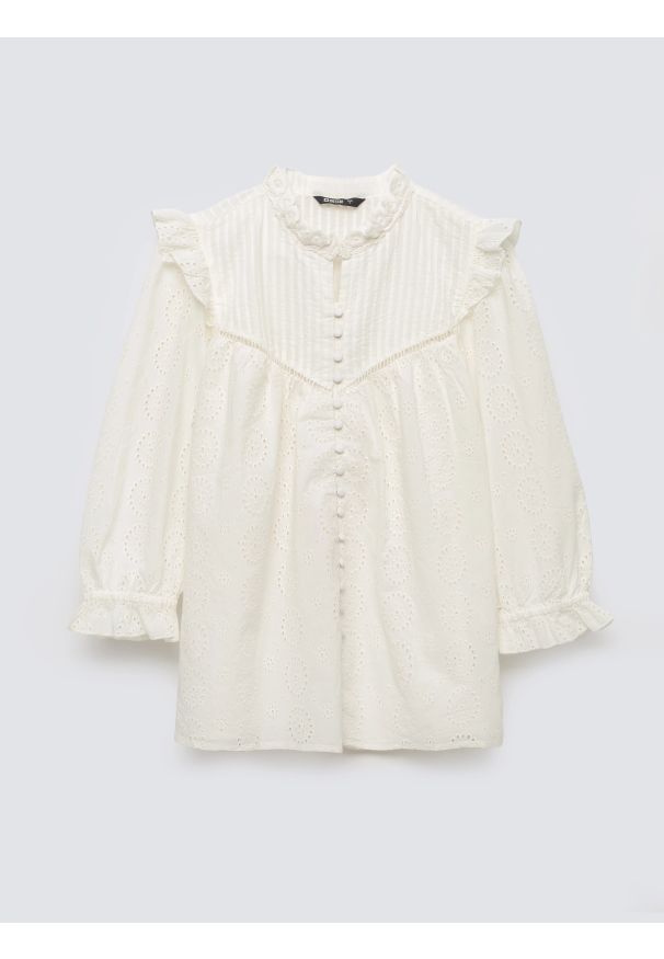 Big-Star - Bluzka damska bawełniana z rękawem 3/4 biała Bohna 100. Okazja: na spacer, na spotkanie biznesowe, do pracy. Typ kołnierza: kołnierzyk stójkowy, kołnierz z falbankami. Kolor: biały. Materiał: bawełna. Wzór: ażurowy, haft, aplikacja. Styl: biznesowy, elegancki, boho