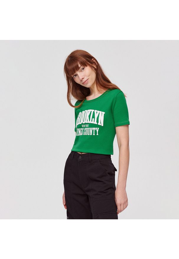 House - Koszulka z nadrukiem w stylu college zielona - Khaki. Kolor: brązowy. Wzór: nadruk