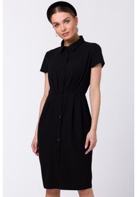 Stylove - Sukienka koszulowa ołówkowa z kołnierzykiem krótki rękaw czarna. Okazja: do pracy, na spotkanie biznesowe. Kolor: czarny. Długość rękawa: krótki rękaw. Typ sukienki: ołówkowe, koszulowe. Styl: elegancki, wizytowy, biznesowy #1